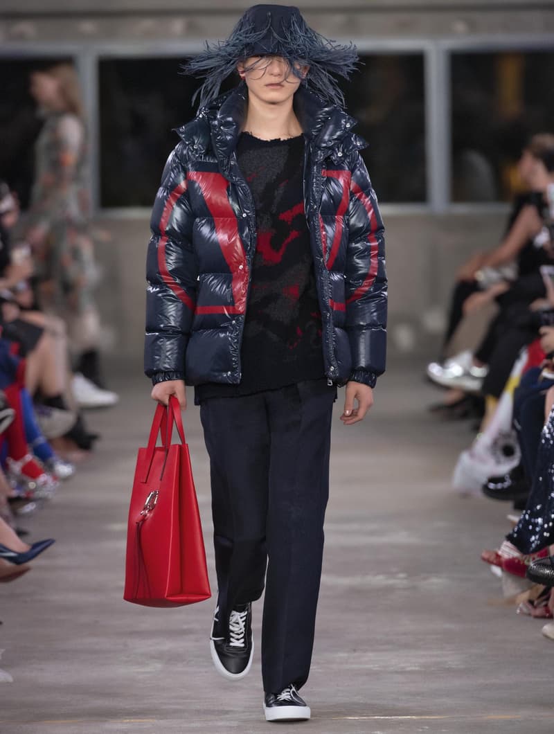 日本古来の美意識を日常服へと変貌させた Valentino 2019年プレフォールコレクション ブランドカラーの赤と黒を基調に、“間”や“侘び寂び”から着想を得た日本発信の最新コレクションを表と裏から分析 HYPEBEAST ハイプビースト ヴァレンティノ