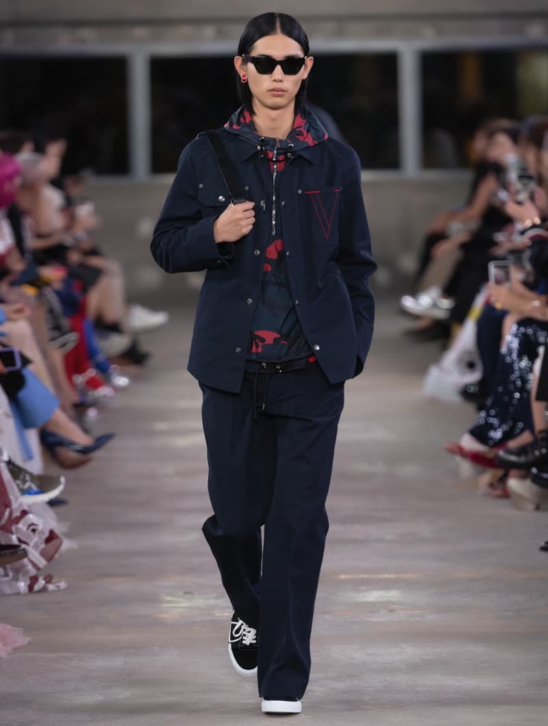 日本古来の美意識を日常服へと変貌させた Valentino 2019年プレフォールコレクション ブランドカラーの赤と黒を基調に、“間”や“侘び寂び”から着想を得た日本発信の最新コレクションを表と裏から分析 HYPEBEAST ハイプビースト ヴァレンティノ