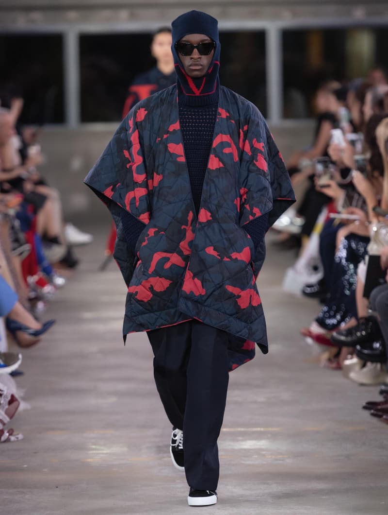 日本古来の美意識を日常服へと変貌させた Valentino 2019年プレフォールコレクション ブランドカラーの赤と黒を基調に、“間”や“侘び寂び”から着想を得た日本発信の最新コレクションを表と裏から分析 HYPEBEAST ハイプビースト ヴァレンティノ