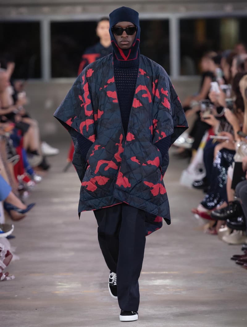 日本古来の美意識を日常服へと変貌させた Valentino 2019年プレフォールコレクション ブランドカラーの赤と黒を基調に、“間”や“侘び寂び”から着想を得た日本発信の最新コレクションを表と裏から分析 HYPEBEAST ハイプビースト ヴァレンティノ