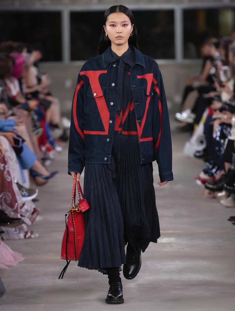 日本古来の美意識を日常服へと変貌させた Valentino 2019年プレフォールコレクション ブランドカラーの赤と黒を基調に、“間”や“侘び寂び”から着想を得た日本発信の最新コレクションを表と裏から分析 HYPEBEAST ハイプビースト ヴァレンティノ