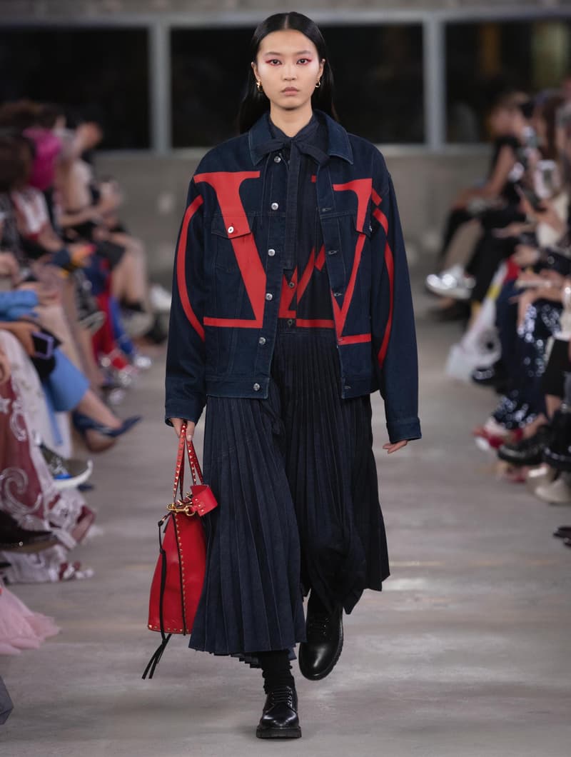 日本古来の美意識を日常服へと変貌させた Valentino 2019年プレフォールコレクション ブランドカラーの赤と黒を基調に、“間”や“侘び寂び”から着想を得た日本発信の最新コレクションを表と裏から分析 HYPEBEAST ハイプビースト ヴァレンティノ