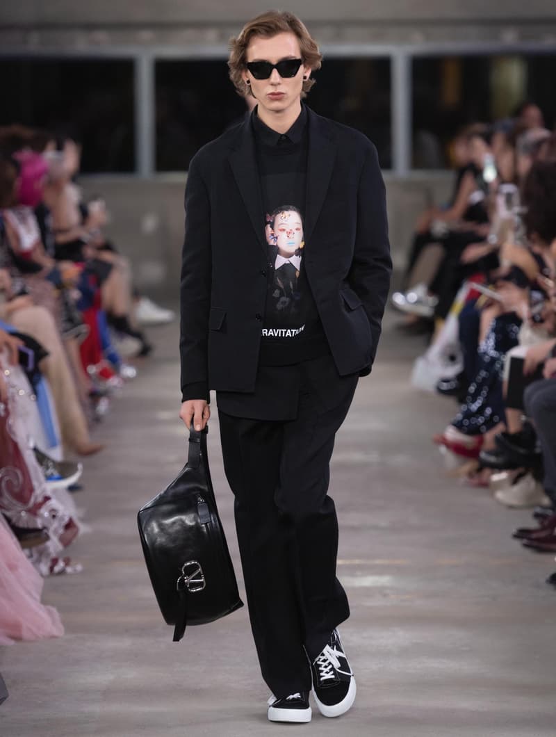 日本古来の美意識を日常服へと変貌させた Valentino 2019年プレフォールコレクション ブランドカラーの赤と黒を基調に、“間”や“侘び寂び”から着想を得た日本発信の最新コレクションを表と裏から分析 HYPEBEAST ハイプビースト ヴァレンティノ