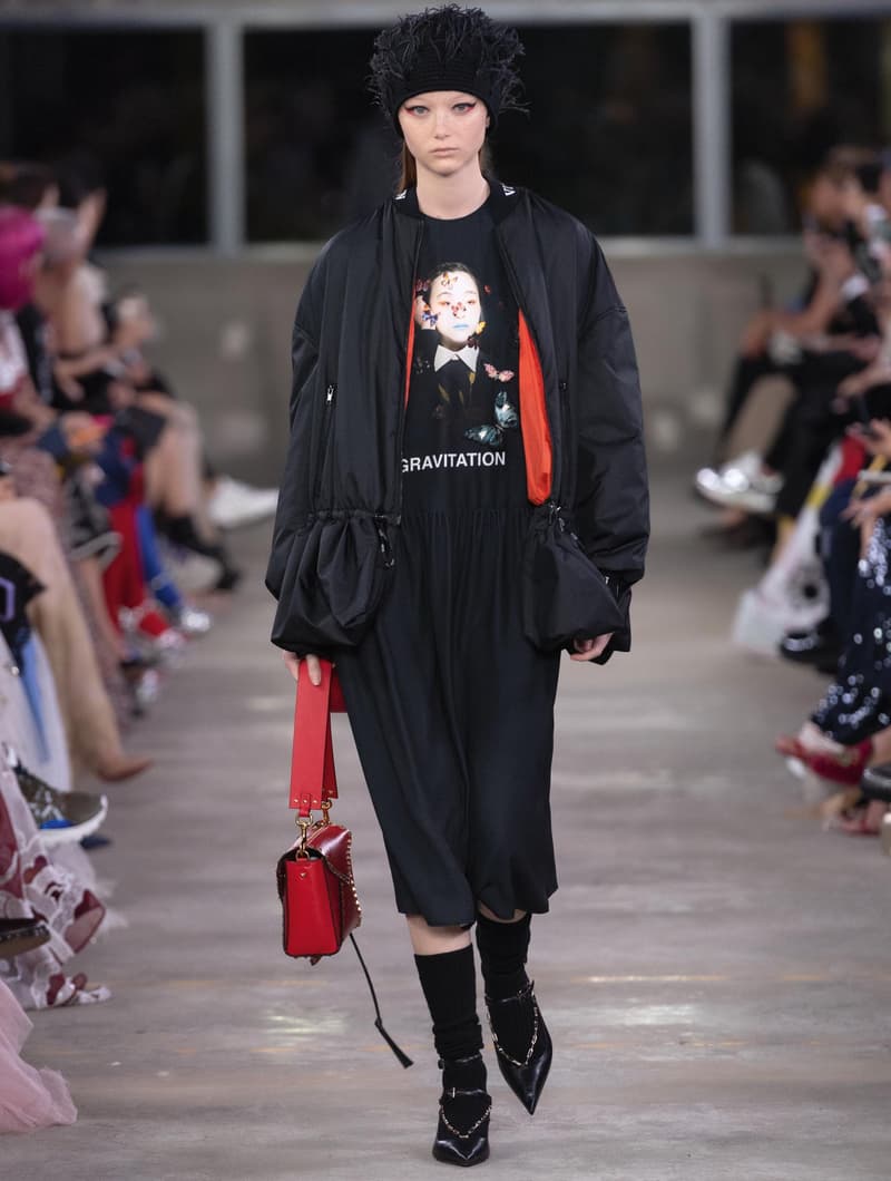 日本古来の美意識を日常服へと変貌させた Valentino 2019年プレフォールコレクション ブランドカラーの赤と黒を基調に、“間”や“侘び寂び”から着想を得た日本発信の最新コレクションを表と裏から分析 HYPEBEAST ハイプビースト ヴァレンティノ