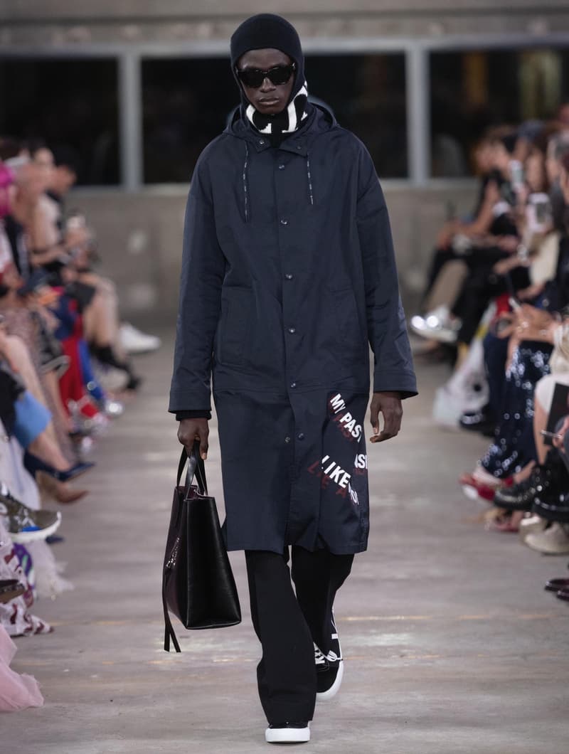 日本古来の美意識を日常服へと変貌させた Valentino 2019年プレフォールコレクション ブランドカラーの赤と黒を基調に、“間”や“侘び寂び”から着想を得た日本発信の最新コレクションを表と裏から分析 HYPEBEAST ハイプビースト ヴァレンティノ