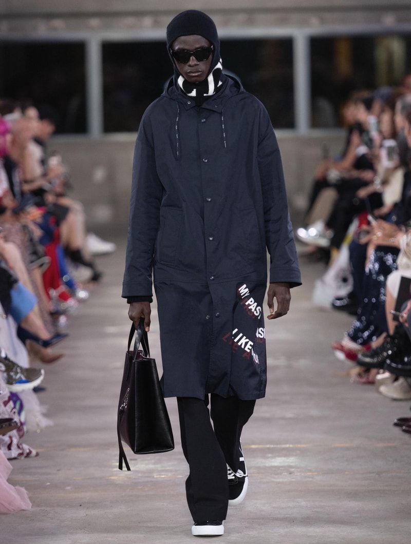 日本古来の美意識を日常服へと変貌させた Valentino 2019年プレフォールコレクション ブランドカラーの赤と黒を基調に、“間”や“侘び寂び”から着想を得た日本発信の最新コレクションを表と裏から分析 HYPEBEAST ハイプビースト ヴァレンティノ