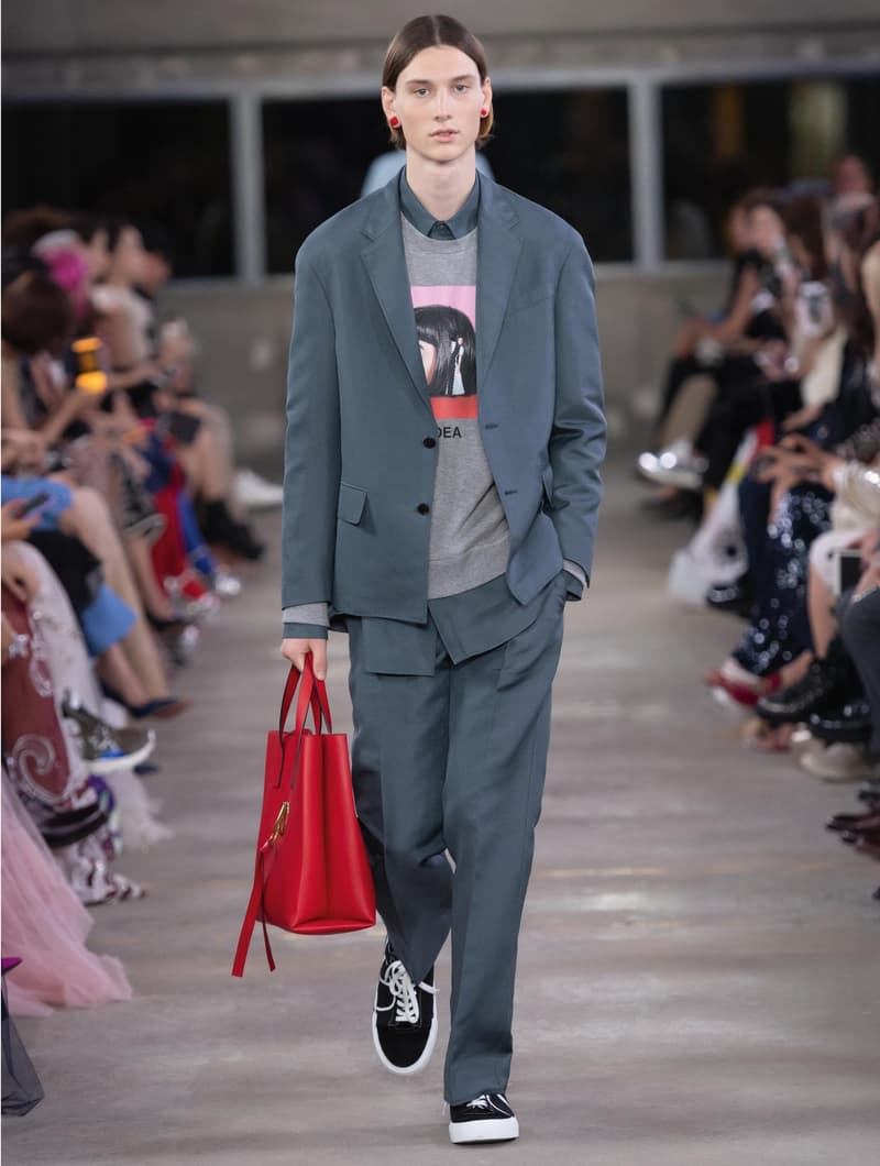 日本古来の美意識を日常服へと変貌させた Valentino 2019年プレフォールコレクション ブランドカラーの赤と黒を基調に、“間”や“侘び寂び”から着想を得た日本発信の最新コレクションを表と裏から分析 HYPEBEAST ハイプビースト ヴァレンティノ