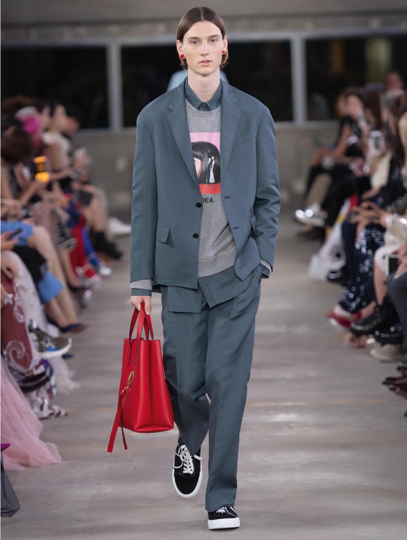 日本古来の美意識を日常服へと変貌させた Valentino 2019年プレフォールコレクション ブランドカラーの赤と黒を基調に、“間”や“侘び寂び”から着想を得た日本発信の最新コレクションを表と裏から分析 HYPEBEAST ハイプビースト ヴァレンティノ