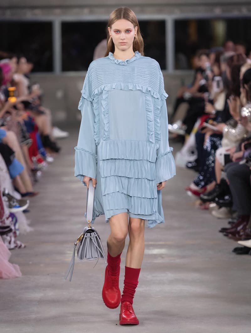 日本古来の美意識を日常服へと変貌させた Valentino 2019年プレフォールコレクション ブランドカラーの赤と黒を基調に、“間”や“侘び寂び”から着想を得た日本発信の最新コレクションを表と裏から分析 HYPEBEAST ハイプビースト ヴァレンティノ