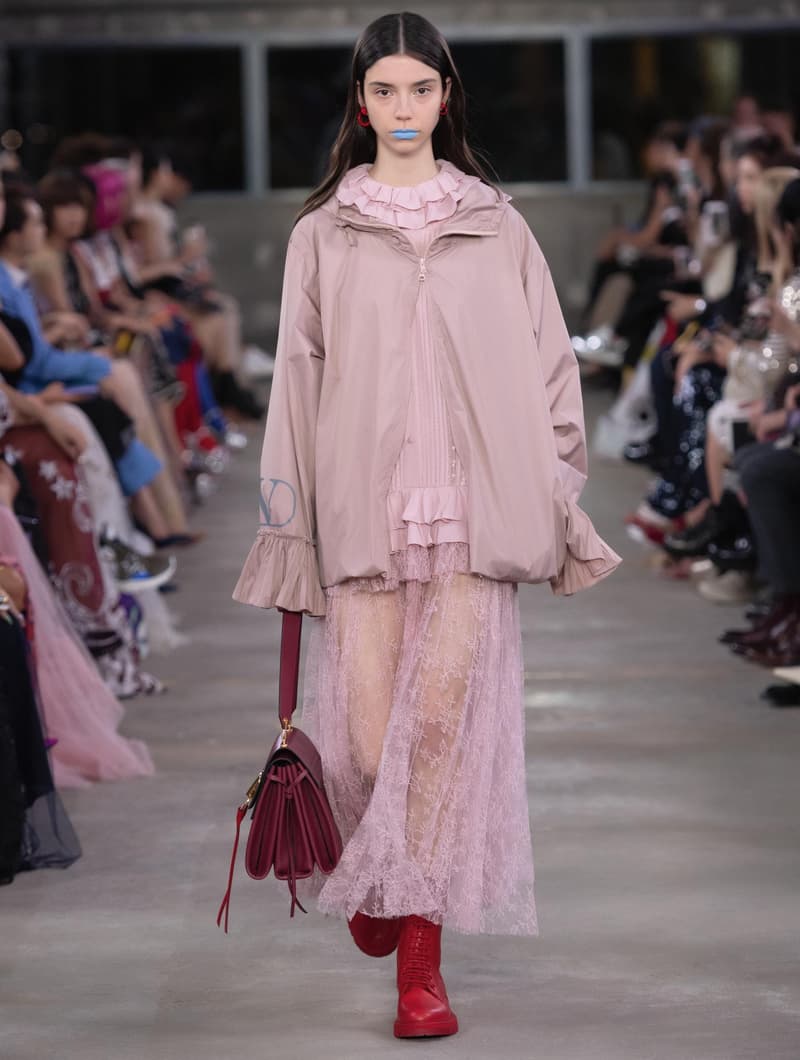 日本古来の美意識を日常服へと変貌させた Valentino 2019年プレフォールコレクション ブランドカラーの赤と黒を基調に、“間”や“侘び寂び”から着想を得た日本発信の最新コレクションを表と裏から分析 HYPEBEAST ハイプビースト ヴァレンティノ
