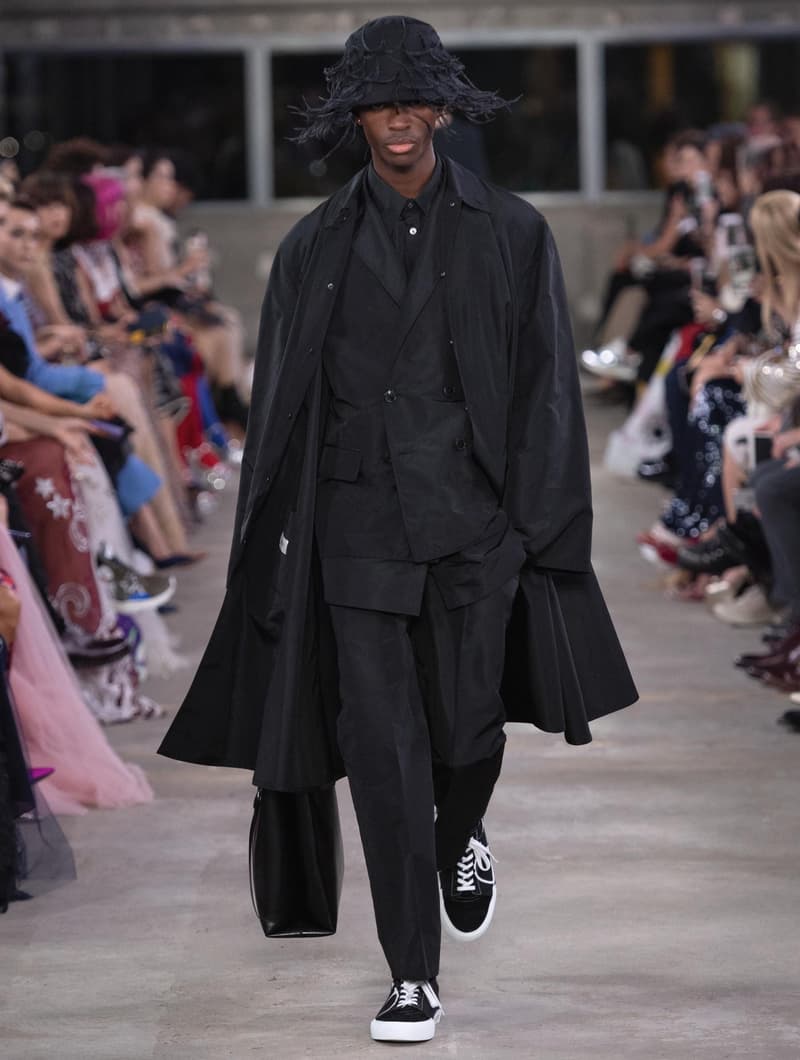 日本古来の美意識を日常服へと変貌させた Valentino 2019年プレフォールコレクション ブランドカラーの赤と黒を基調に、“間”や“侘び寂び”から着想を得た日本発信の最新コレクションを表と裏から分析 HYPEBEAST ハイプビースト ヴァレンティノ