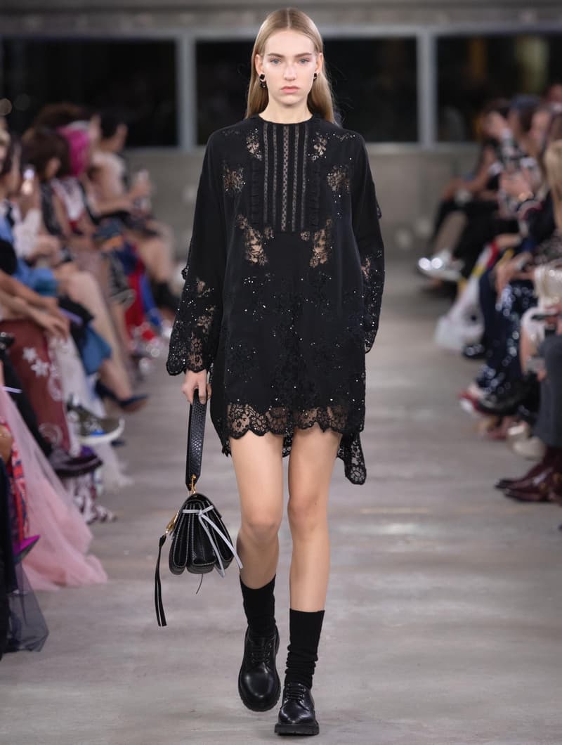 日本古来の美意識を日常服へと変貌させた Valentino 2019年プレフォールコレクション ブランドカラーの赤と黒を基調に、“間”や“侘び寂び”から着想を得た日本発信の最新コレクションを表と裏から分析 HYPEBEAST ハイプビースト ヴァレンティノ