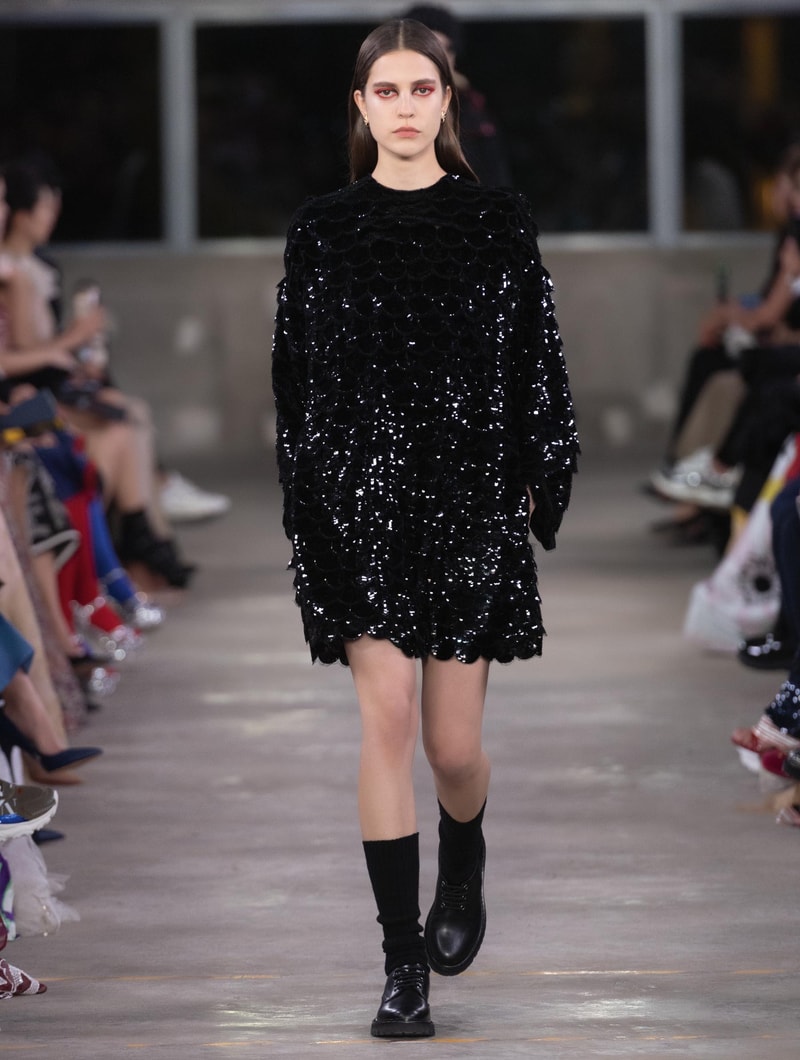 日本古来の美意識を日常服へと変貌させた Valentino 2019年プレフォールコレクション ブランドカラーの赤と黒を基調に、“間”や“侘び寂び”から着想を得た日本発信の最新コレクションを表と裏から分析 HYPEBEAST ハイプビースト ヴァレンティノ