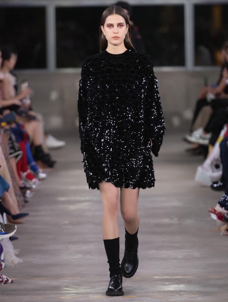 日本古来の美意識を日常服へと変貌させた Valentino 2019年プレフォールコレクション ブランドカラーの赤と黒を基調に、“間”や“侘び寂び”から着想を得た日本発信の最新コレクションを表と裏から分析 HYPEBEAST ハイプビースト ヴァレンティノ