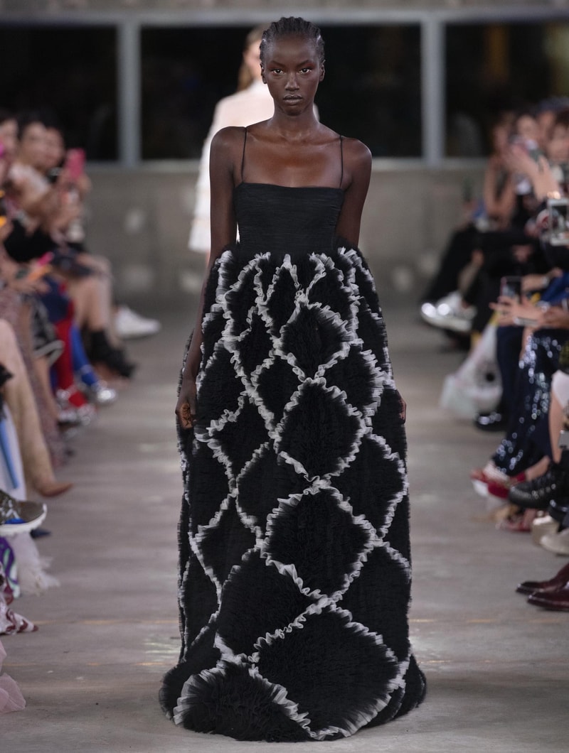 日本古来の美意識を日常服へと変貌させた Valentino 2019年プレフォールコレクション ブランドカラーの赤と黒を基調に、“間”や“侘び寂び”から着想を得た日本発信の最新コレクションを表と裏から分析 HYPEBEAST ハイプビースト ヴァレンティノ