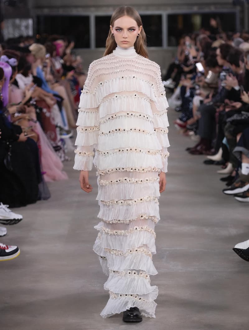 日本古来の美意識を日常服へと変貌させた Valentino 2019年プレフォールコレクション ブランドカラーの赤と黒を基調に、“間”や“侘び寂び”から着想を得た日本発信の最新コレクションを表と裏から分析 HYPEBEAST ハイプビースト ヴァレンティノ