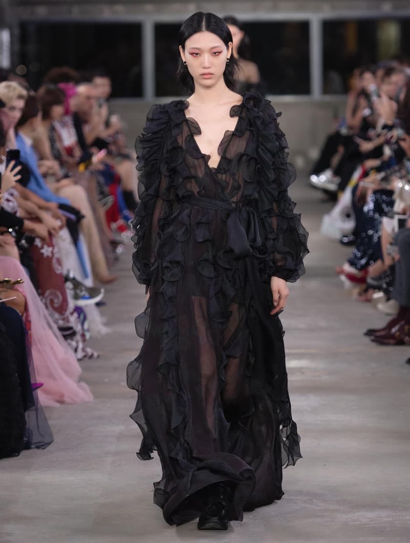 日本古来の美意識を日常服へと変貌させた Valentino 2019年プレフォールコレクション ブランドカラーの赤と黒を基調に、“間”や“侘び寂び”から着想を得た日本発信の最新コレクションを表と裏から分析 HYPEBEAST ハイプビースト ヴァレンティノ
