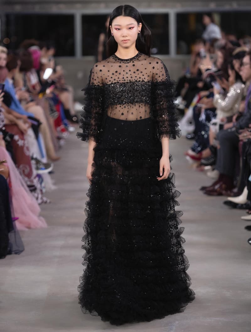 日本古来の美意識を日常服へと変貌させた Valentino 2019年プレフォールコレクション ブランドカラーの赤と黒を基調に、“間”や“侘び寂び”から着想を得た日本発信の最新コレクションを表と裏から分析 HYPEBEAST ハイプビースト ヴァレンティノ