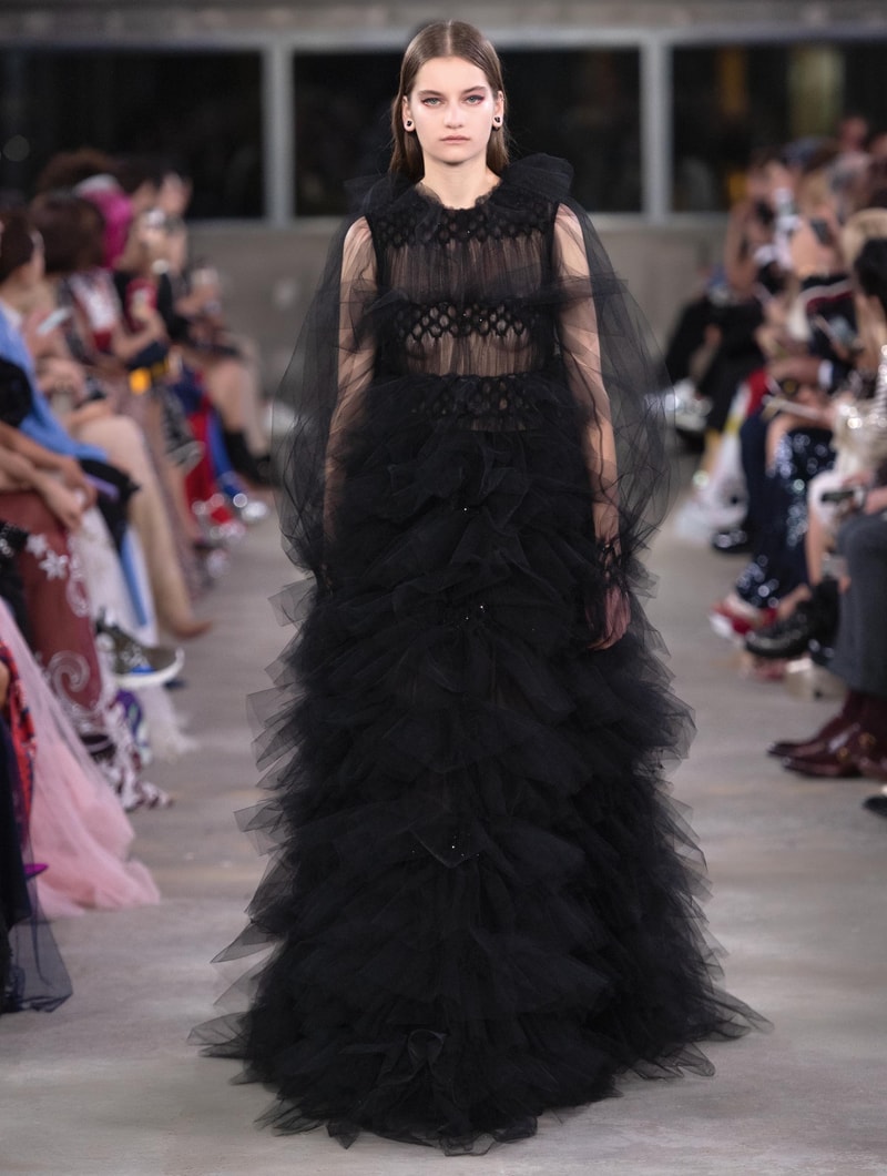 日本古来の美意識を日常服へと変貌させた Valentino 2019年プレフォールコレクション ブランドカラーの赤と黒を基調に、“間”や“侘び寂び”から着想を得た日本発信の最新コレクションを表と裏から分析 HYPEBEAST ハイプビースト ヴァレンティノ