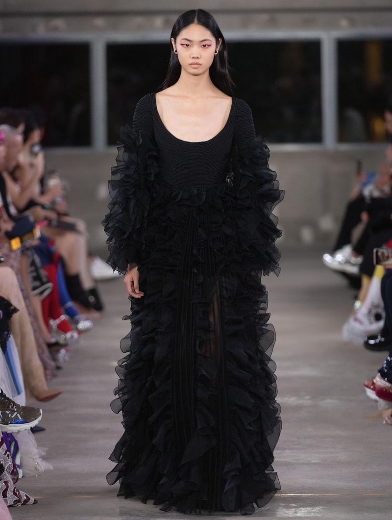 日本古来の美意識を日常服へと変貌させた Valentino 2019年プレフォールコレクション ブランドカラーの赤と黒を基調に、“間”や“侘び寂び”から着想を得た日本発信の最新コレクションを表と裏から分析 HYPEBEAST ハイプビースト ヴァレンティノ