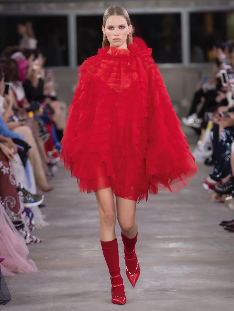 日本古来の美意識を日常服へと変貌させた Valentino 2019年プレフォールコレクション ブランドカラーの赤と黒を基調に、“間”や“侘び寂び”から着想を得た日本発信の最新コレクションを表と裏から分析 HYPEBEAST ハイプビースト ヴァレンティノ