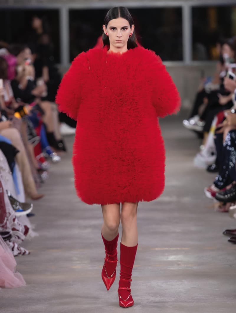 日本古来の美意識を日常服へと変貌させた Valentino 2019年プレフォールコレクション ブランドカラーの赤と黒を基調に、“間”や“侘び寂び”から着想を得た日本発信の最新コレクションを表と裏から分析 HYPEBEAST ハイプビースト ヴァレンティノ