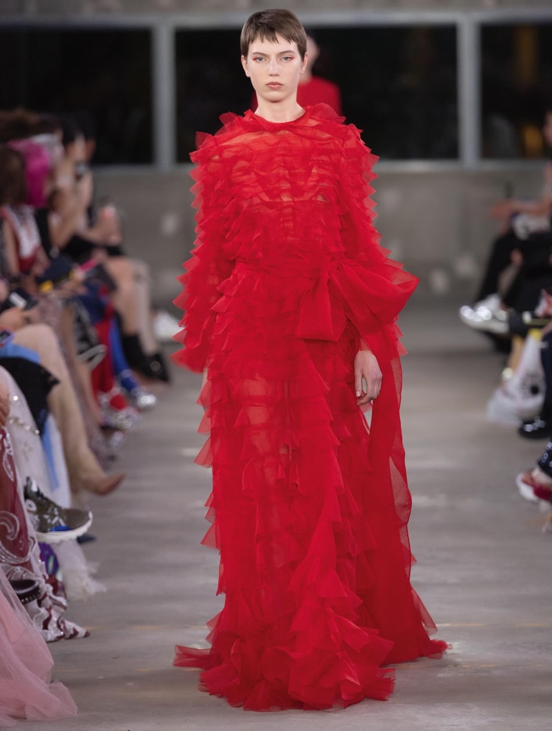 日本古来の美意識を日常服へと変貌させた Valentino 2019年プレフォールコレクション ブランドカラーの赤と黒を基調に、“間”や“侘び寂び”から着想を得た日本発信の最新コレクションを表と裏から分析 HYPEBEAST ハイプビースト ヴァレンティノ