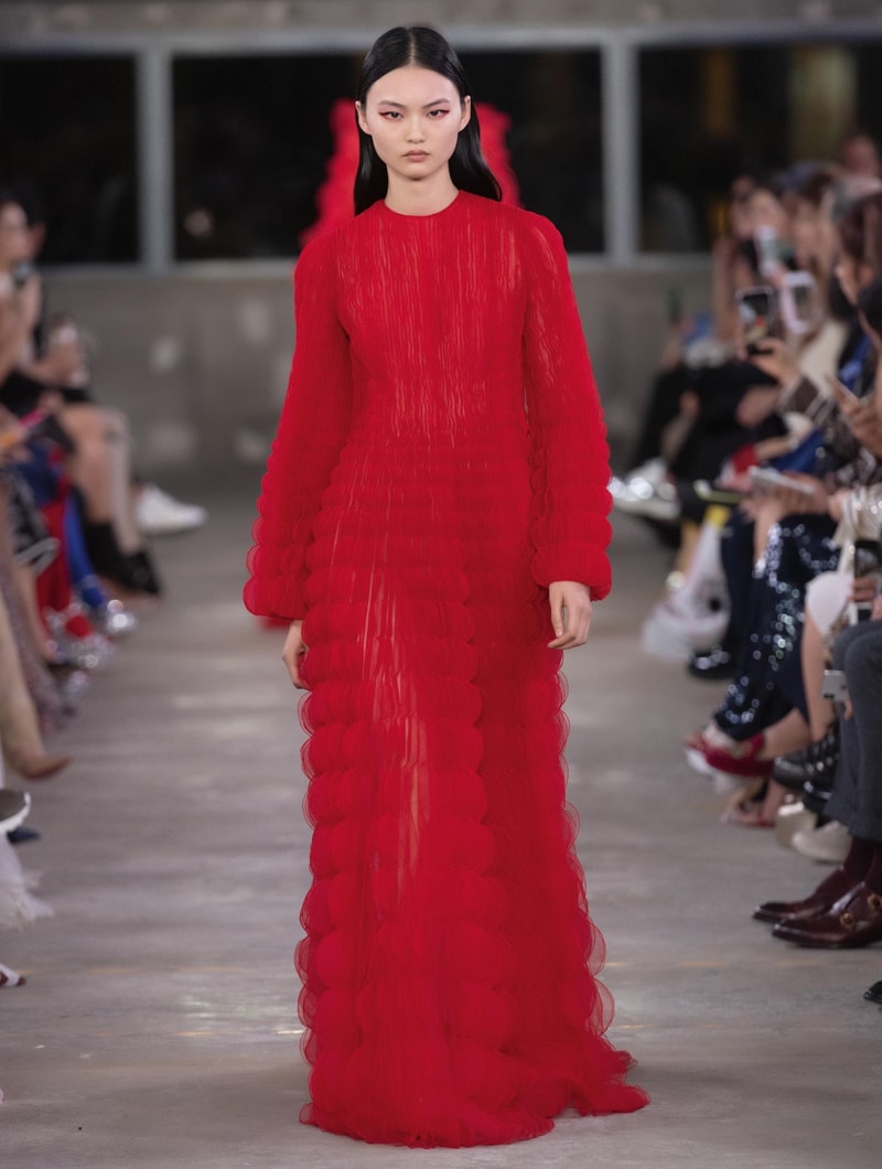 日本古来の美意識を日常服へと変貌させた Valentino 2019年プレフォールコレクション ブランドカラーの赤と黒を基調に、“間”や“侘び寂び”から着想を得た日本発信の最新コレクションを表と裏から分析 HYPEBEAST ハイプビースト ヴァレンティノ