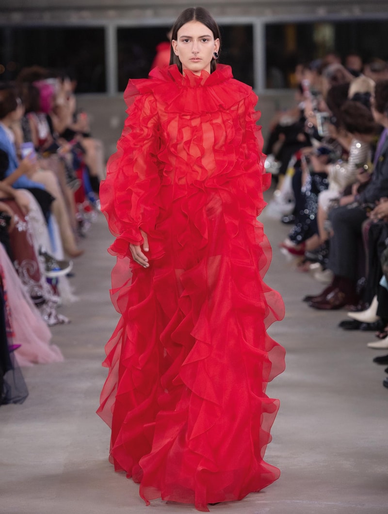 日本古来の美意識を日常服へと変貌させた Valentino 2019年プレフォールコレクション ブランドカラーの赤と黒を基調に、“間”や“侘び寂び”から着想を得た日本発信の最新コレクションを表と裏から分析 HYPEBEAST ハイプビースト ヴァレンティノ