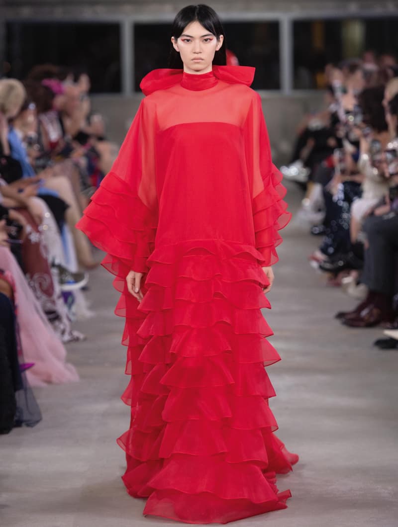 日本古来の美意識を日常服へと変貌させた Valentino 2019年プレフォールコレクション ブランドカラーの赤と黒を基調に、“間”や“侘び寂び”から着想を得た日本発信の最新コレクションを表と裏から分析 HYPEBEAST ハイプビースト ヴァレンティノ