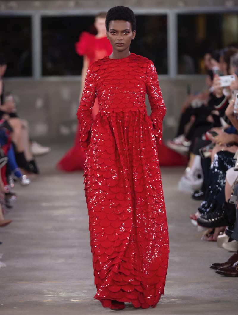 日本古来の美意識を日常服へと変貌させた Valentino 2019年プレフォールコレクション ブランドカラーの赤と黒を基調に、“間”や“侘び寂び”から着想を得た日本発信の最新コレクションを表と裏から分析 HYPEBEAST ハイプビースト ヴァレンティノ