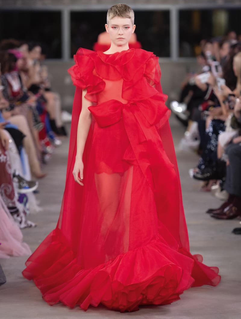 日本古来の美意識を日常服へと変貌させた Valentino 2019年プレフォールコレクション ブランドカラーの赤と黒を基調に、“間”や“侘び寂び”から着想を得た日本発信の最新コレクションを表と裏から分析 HYPEBEAST ハイプビースト ヴァレンティノ