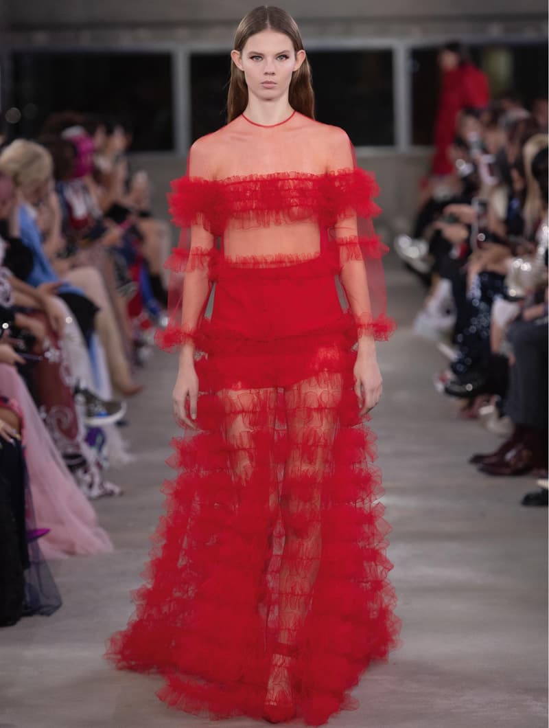 日本古来の美意識を日常服へと変貌させた Valentino 2019年プレフォールコレクション ブランドカラーの赤と黒を基調に、“間”や“侘び寂び”から着想を得た日本発信の最新コレクションを表と裏から分析 HYPEBEAST ハイプビースト ヴァレンティノ