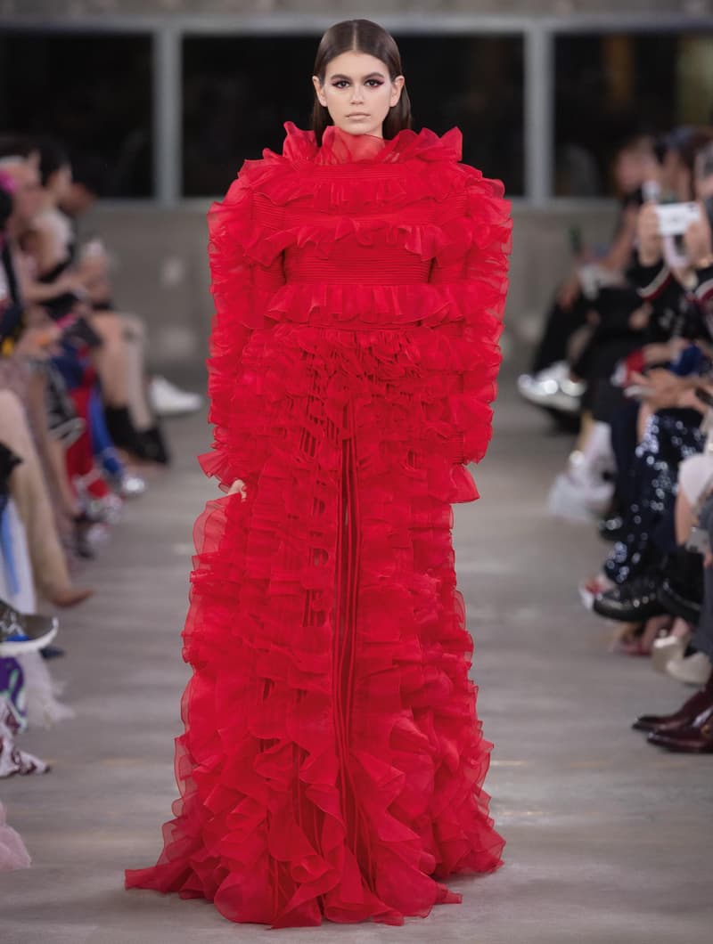 日本古来の美意識を日常服へと変貌させた Valentino 2019年プレフォールコレクション ブランドカラーの赤と黒を基調に、“間”や“侘び寂び”から着想を得た日本発信の最新コレクションを表と裏から分析 HYPEBEAST ハイプビースト ヴァレンティノ