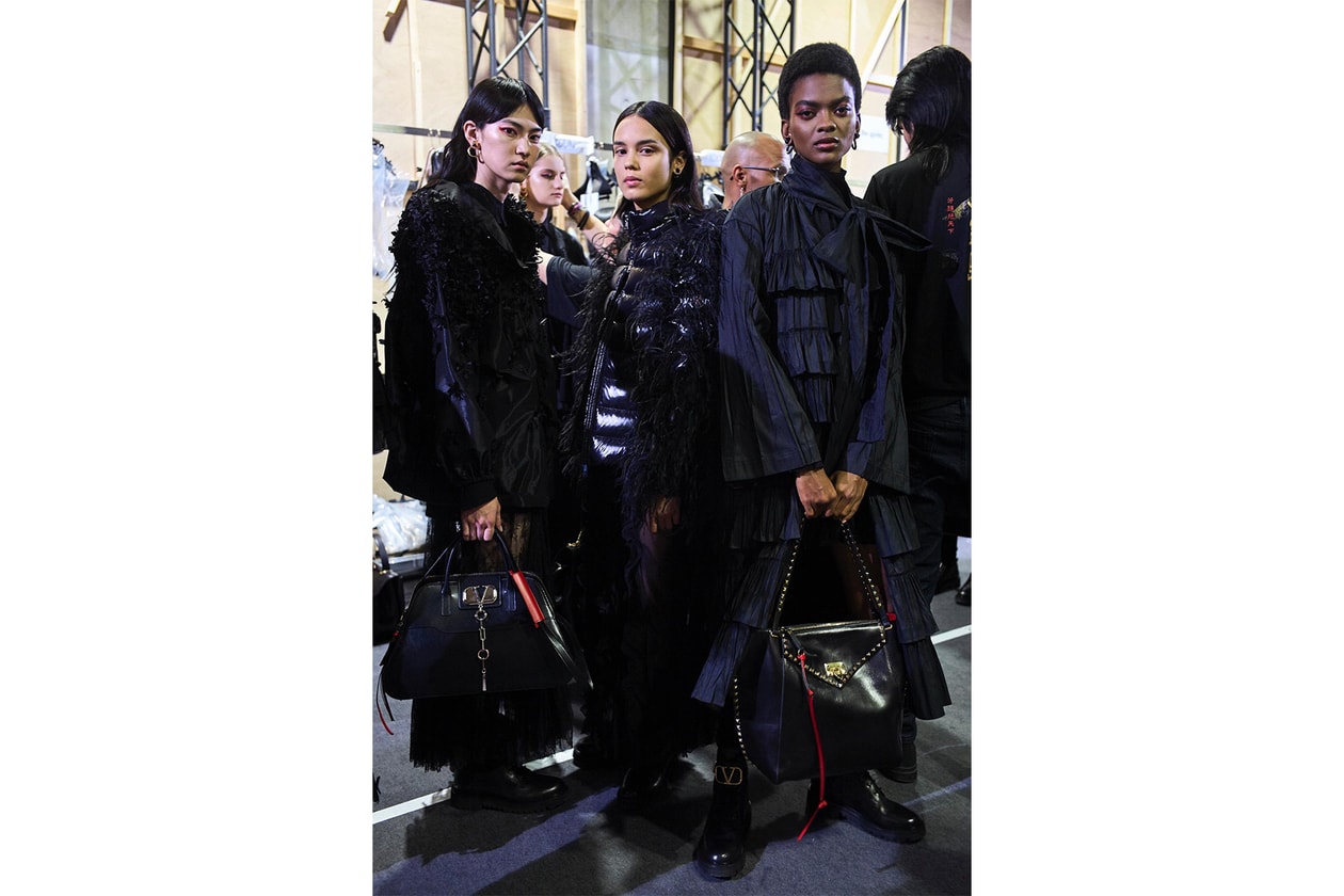 日本古来の美意識を日常服へと変貌させた Valentino 2019年プレフォールコレクション ブランドカラーの赤と黒を基調に、“間”や“侘び寂び”から着想を得た日本発信の最新コレクションを表と裏から分析 HYPEBEAST ハイプビースト ヴァレンティノ