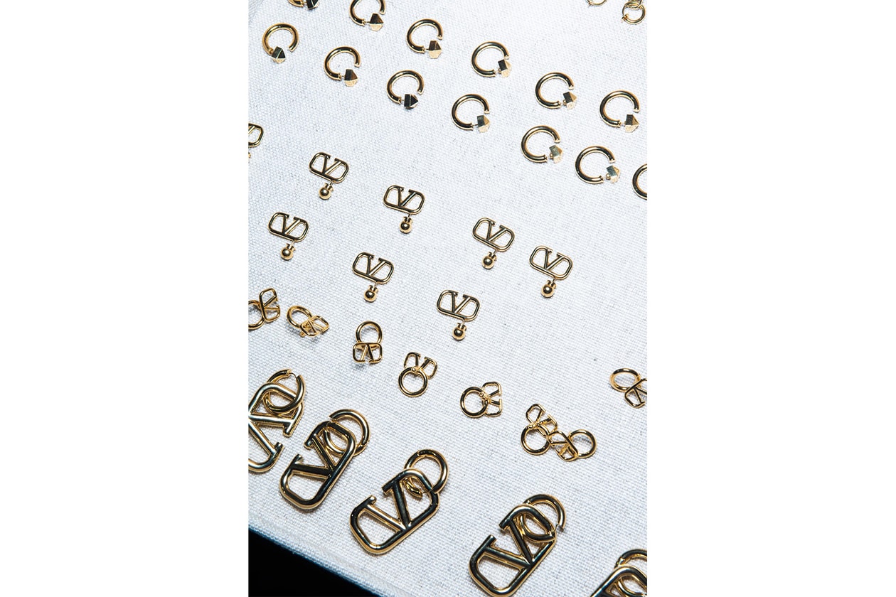 日本古来の美意識を日常服へと変貌させた Valentino 2019年プレフォールコレクション ブランドカラーの赤と黒を基調に、“間”や“侘び寂び”から着想を得た日本発信の最新コレクションを表と裏から分析 HYPEBEAST ハイプビースト ヴァレンティノ