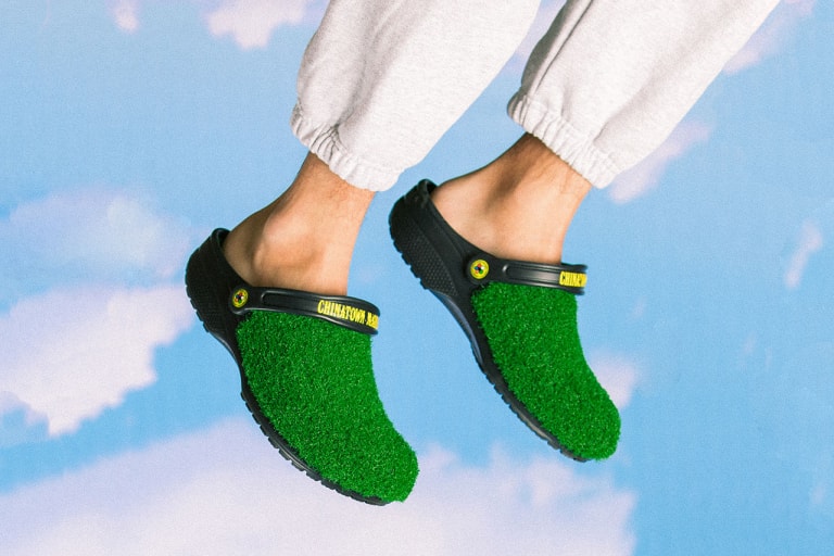 Chinatown Market x Crocs のタッグより人口芝を纏ったコラボフットウェアが登場