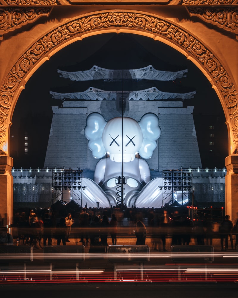 カウズ　コンパニオン　パブリックアート　巨大コンパニオン　台湾　台北　KAWS 'KAWS:HOLIDAY' Sculpture Taipei Taiwan