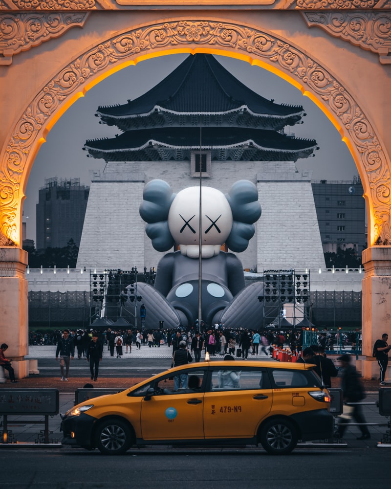 カウズ　コンパニオン　パブリックアート　巨大コンパニオン　台湾　台北　KAWS 'KAWS:HOLIDAY' Sculpture Taipei Taiwan