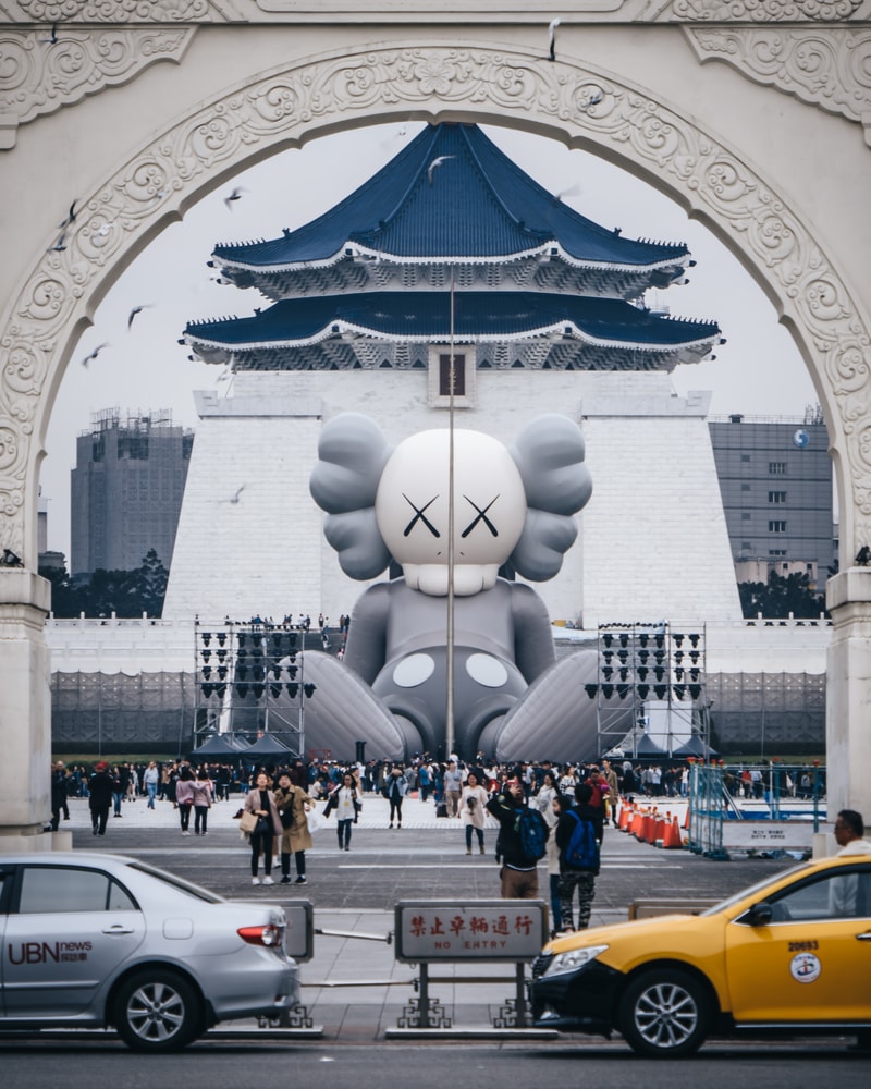 カウズ　コンパニオン　パブリックアート　巨大コンパニオン　台湾　台北　KAWS 'KAWS:HOLIDAY' Sculpture Taipei Taiwan