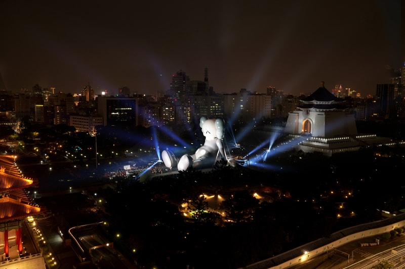 カウズ　コンパニオン　パブリックアート　巨大コンパニオン　台湾　台北　KAWS 'KAWS:HOLIDAY' Sculpture Taipei Taiwan