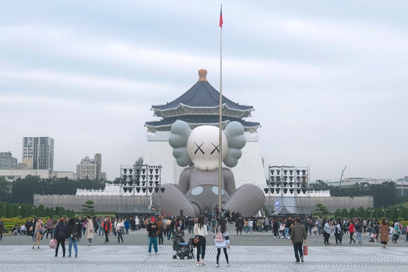 カウズ　コンパニオン　パブリックアート　巨大コンパニオン　台湾　台北　KAWS 'KAWS:HOLIDAY' Sculpture Taipei Taiwan