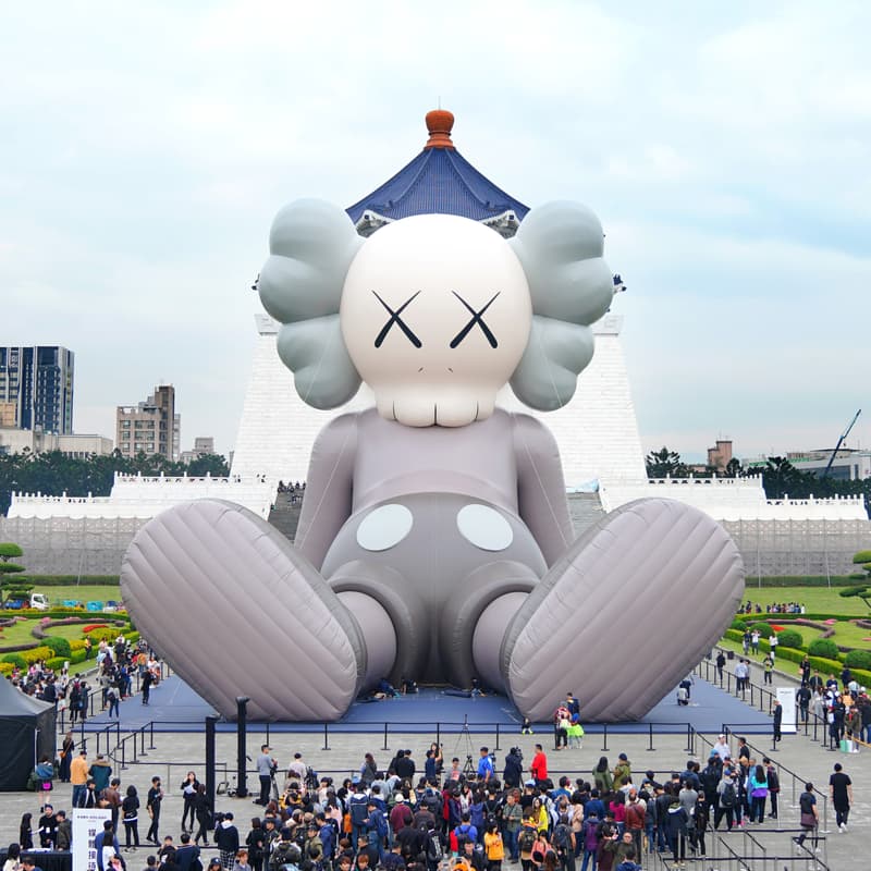 カウズ　コンパニオン　パブリックアート　巨大コンパニオン　台湾　台北　KAWS 'KAWS:HOLIDAY' Sculpture Taipei Taiwan
