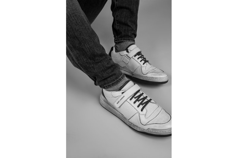 Saint Laurent より現代的なストリートマインドを漂わせる新作スニーカー SL24 がローンチ リアル過ぎるヴィンテージ加工と随所にあしらったスポーティな要素が交わった新感覚のコートシューズをご覧あれ 