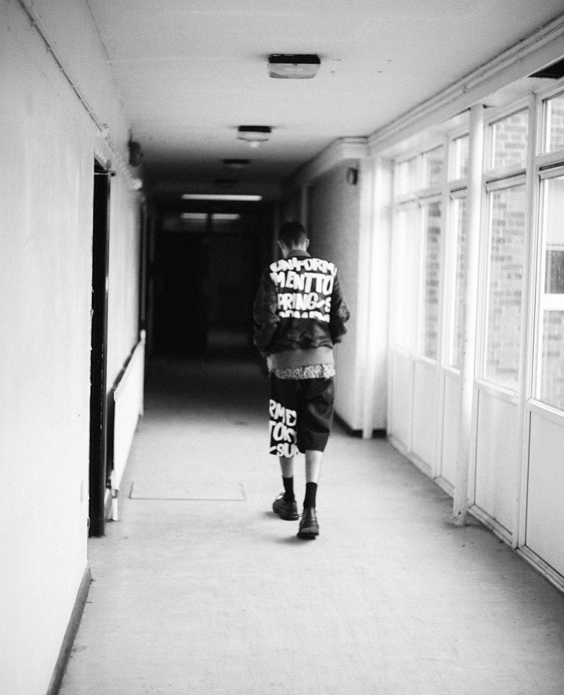 ユニフォーム エクスペリメント オンライン ソフネット オンライン アウター シャツ uniform experiment Spring/Summer 2019 Lookbook collection Japanese streetwear bomber suit graphic crewneck t-shirt tee trousers shorts