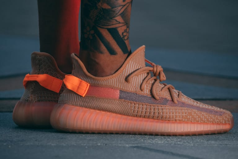 YEEZY BOOST 350 V2 “Clay” の着用画像でシューズのディテールに迫る