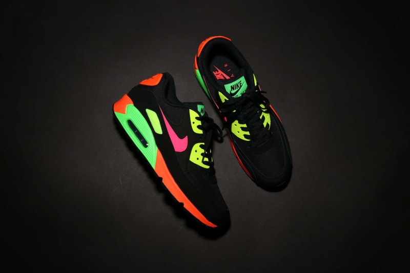 ナイキ atmos アトモス オンライン  東京 トウキョウ ネオン コレクション エアマックス　アパレル　スニーカー　 Nike Tokyo Neon Collection Clothing Air Max 90 98 release date info buy japan colorways jacket zip up big swoosh logo branding atmos