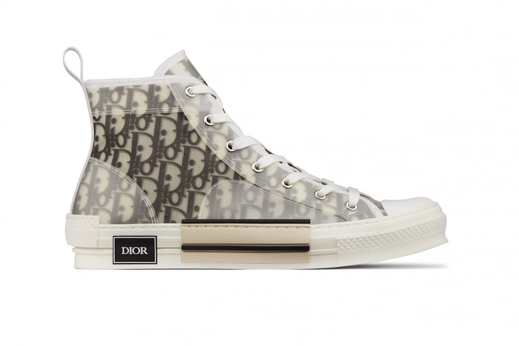 DIOR が再解釈したオブリーク柄を用いたフットウェアやバッグ類をリリース