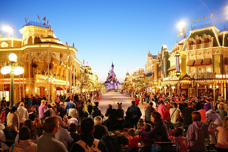 ディズニーランド・パリがパーク史上初となるLGBTQの公式イベントを開催
