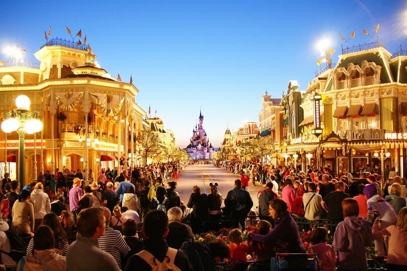 ディズニーランド・パリがパーク史上初となるLGBTQの公式イベントを開催